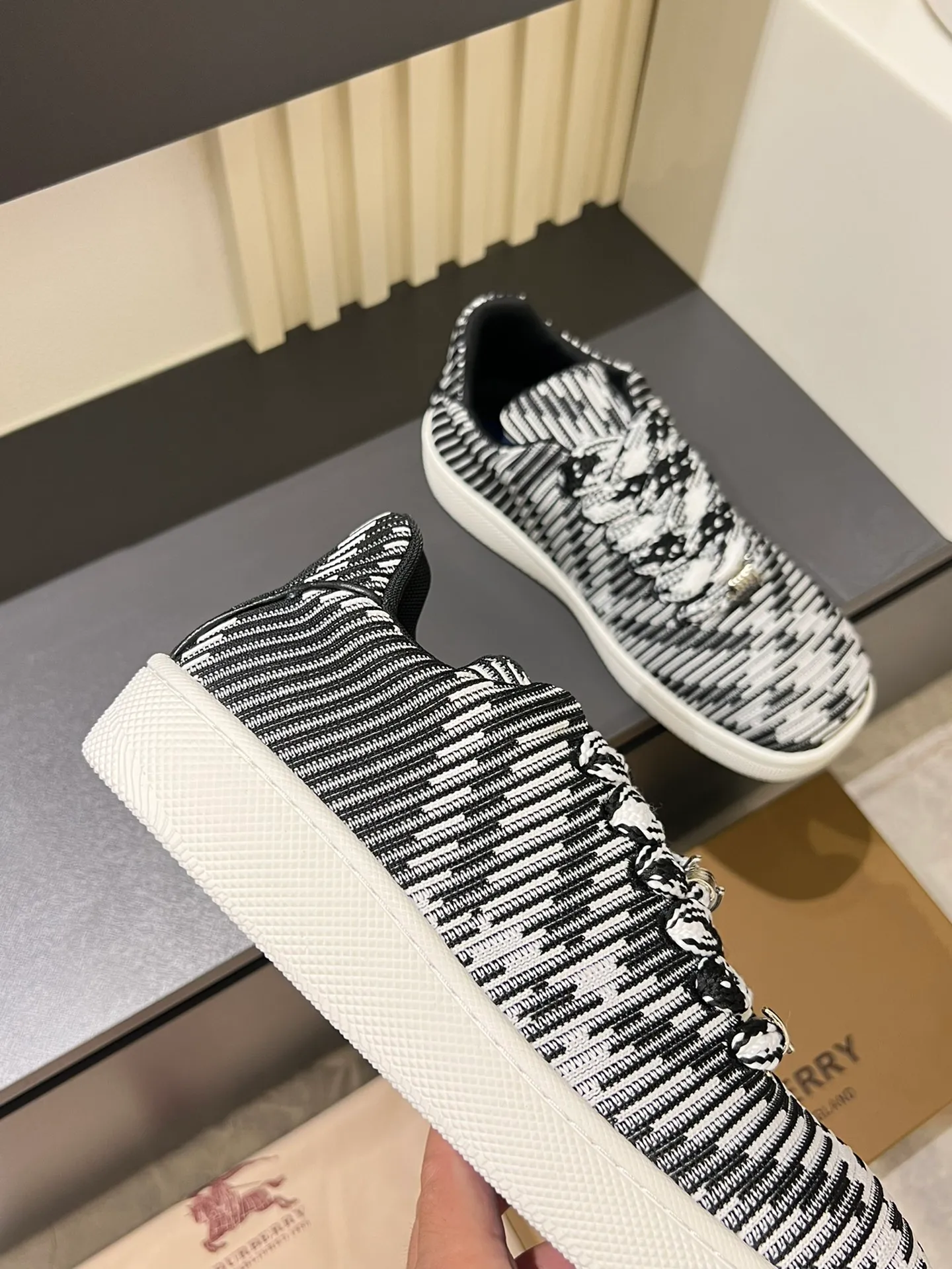 Men's shoes 💰p380 "Burberr*" new thick-soled men's casual sports shoes, cool sneakers and bread shoes, originally purchased and developed, the top version of Box series sports shoes, made of smooth calfskin fabric, embellished with embossed Equestrian Knight logo (EKD). Made of mesh lining, the laces are decorated with metal coils, the rubber soles are decorated with the Burberry letter logo, and the original molded 3.5CM two-color T men's shoes 💰pU outsole! Male 38-44 (45 customized)